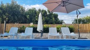 Bazén v ubytování Villa Loni Trogir Marina with pool 55 m2 - 3 e-bike free use nebo v jeho okolí