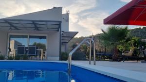 Bazén v ubytování Villa Loni Trogir Marina with pool 55 m2 - 3 e-bike free use nebo v jeho okolí