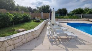 Bazén v ubytování Villa Loni Trogir Marina with pool 55 m2 - 3 e-bike free use nebo v jeho okolí