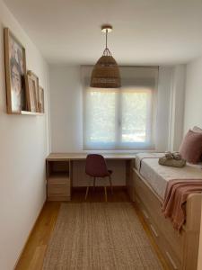 Postel nebo postele na pokoji v ubytování Apartamento en Boiro- Colores del Barbanza Rosa