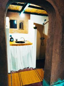 bagno con lavandino in camera di Silent Camp a M'Hamid