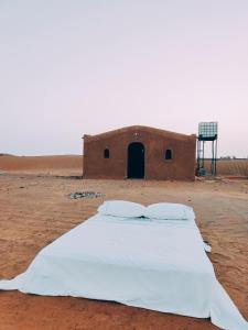 un letto in mezzo al deserto di Silent Camp a M'Hamid Altre 5 foto