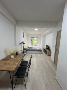 een woonkamer met een eettafel en een bed bij Stefanelli Apartment in Struga