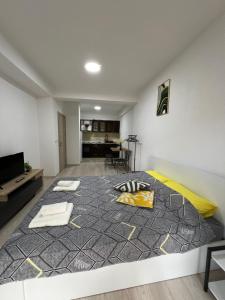 een slaapkamer met een groot bed met gele kussens erop bij Stefanelli Apartment in Struga +21 foto's