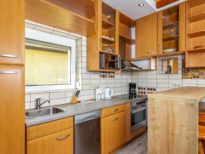 Kuchyňa alebo kuchynka v ubytovaní Holiday Home Violette by Interhome