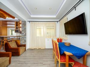 Televízia a/alebo spoločenská miestnosť v ubytovaní Holiday Home Violette by Interhome