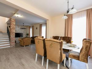 een woonkamer met een tafel en stoelen bij Holiday Home Imperia by Interhome in Pridraga