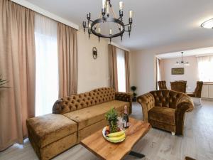 een woonkamer met een bank en een tafel bij Holiday Home Imperia by Interhome in Pridraga