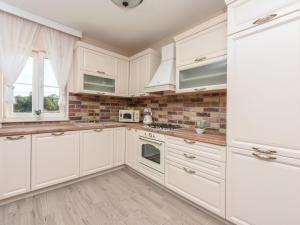 een witte keuken met witte kasten en apparaten bij Holiday Home Imperia by Interhome in Pridraga