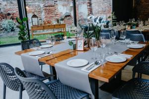 Reštaurácia alebo iné gastronomické zariadenie v ubytovaní ARTHOTEL STALOWA 52
