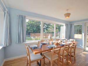 オーバンにあるHoliday Home Tigh na Sith by Interhomeのテーブルと椅子と窓のあるダイニングルーム +32枚の写真