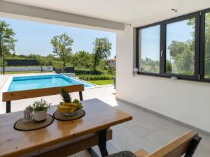 Bazén v ubytování Holiday Home Villa Riki by Interhome nebo v jeho okolí