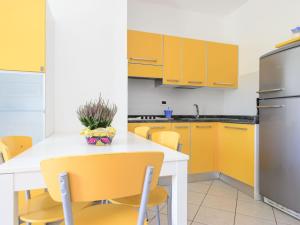 Η κουζίνα ή μικρή κουζίνα στο Apartment Sunbeach-1 by Interhome