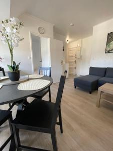 a living room with a table and a couch at Appartement rénové tout équipé, centre ville, proche de la gare et commerce in Flers