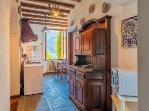 Una cocina con gabinetes de madera y encimera. en Apartment Sissi by Interhome, en Musso