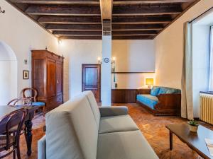 una sala de estar con un sofá y una mesa en Apartment Sissi by Interhome, en Musso