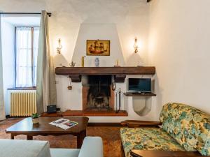 sala de estar con chimenea, sofá y mesa en Apartment Sissi by Interhome, en Musso 16 fotos más