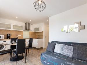 een woonkamer en keuken met een bank en een tafel bij Apartment Europa by Interhome in Canet-en-Roussillon