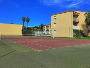 een tennisbaan voor een gebouw bij Apartment Europa by Interhome in Canet-en-Roussillon