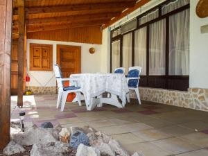 Patio alebo iná vonkajšia časť ubytovania Holiday Home Marie by Interhome