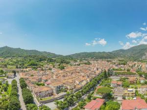 A general mountain view or a mountain view taken from A villát