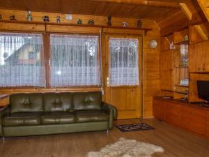 - un salon avec un canapé en cuir et des fenêtres dans l'établissement Holiday Home Blue by Interhome, à Balatonkeresztúr 6 autres photos