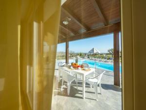 comedor con mesa, sillas y piscina en Apartment Il Rifugio by Interhome, en Citta' Sant'Angelo 8 fotos más
