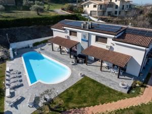 una vista aérea de una casa con piscina en Apartment Il Rifugio by Interhome, en Citta' Sant'Angelo