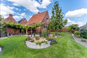 HinteDaniels Huus的房屋前带花园的庄园