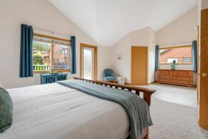 Un dormitorio con una cama grande y una ventana. en Chateau Lawrence, Pool Table, Kids' Gaming Room, en Fairmont Hot Springs