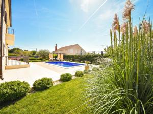 Bazén v ubytovaní Holiday Home Korina by Interhome alebo v jeho blízkosti
