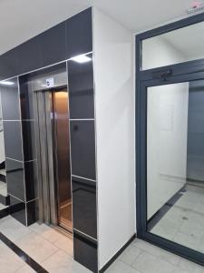 ニシュにあるRako Apartmentsの鏡付きの建物内のエレベーター