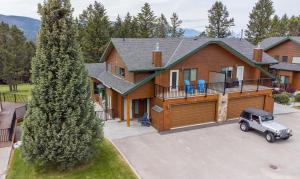 una vista aérea de una casa con un camión aparcado delante en Chateau Lawrence, Pool Table, Kids' Gaming Room, en Fairmont Hot Springs