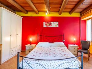 Ένα ή περισσότερα κρεβάτια σε δωμάτιο στο Holiday Home Paola by Interhome