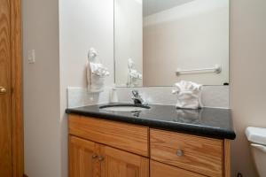 un baño con lavabo y espejo en Chateau Lawrence, Pool Table, Kids' Gaming Room, en Fairmont Hot Springs 46 fotos más