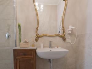 A bathroom at Apartment Aloe by Interhome