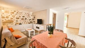 a living room with a table and a couch at Apartman Petra in Vrh