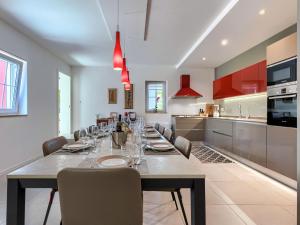 Kuchyň nebo kuchyňský kout v ubytování Villa Eda by Interhome