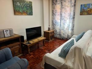 a living room with a tv and a couch at Origen HARO paternina in Haro