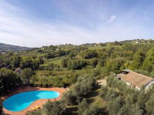 una vista aérea de una piscina en un campo en Holiday Home La Villetta by Interhome, en Riparbella