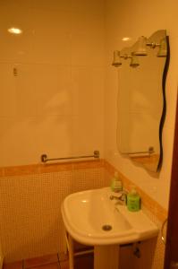 ein Badezimmer mit Waschbecken und Spiegel in der Unterkunft Apartamentos rurales Casa Rosi in Ranón + 24 Fotos