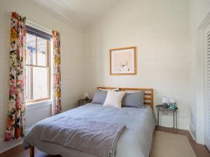 Postel nebo postele na pokoji v ubytování Queen City Bungalow & Cottages