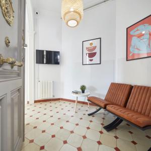 a living room with a couch and a table at Gran Via - 1 in Barcelona