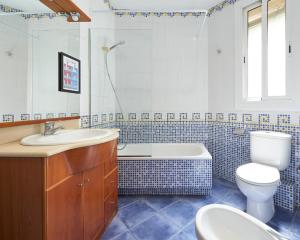 a bathroom with a tub and a toilet and a sink at Gran Via - 1 in Barcelona +5 photos