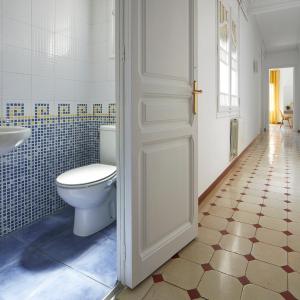a bathroom with a toilet and a sink at Gran Via - 1 in Barcelona