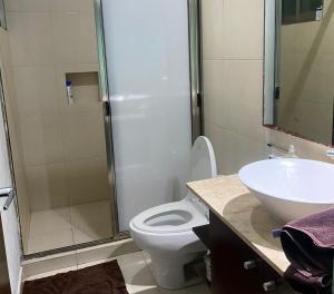 une salle de bains avec douche, toilettes et lavabo dans l'établissement Casa en el corazón de Playa del Carmen, à Playa del Carmen 6 autres photos