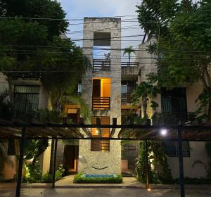 un bâtiment devant un bâtiment la nuit dans l'établissement Casa en el corazón de Playa del Carmen, à Playa del Carmen