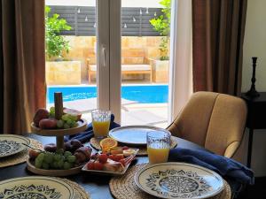 ein Tisch mit Tellern voller Essen darauf in der Unterkunft Limun House in Zaton + 18 Fotos