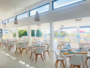 蓬塔杜欧鲁Ponta Mar Resort的有桌椅和窗户的餐厅