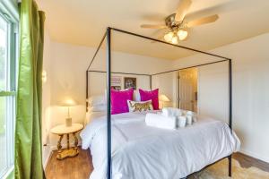 モーガンタウンにあるChic Morgantown Vacation Rental - 2 Mi to WVU!のベッドルーム1室(ピンクの枕が付いた天蓋付きベッド1台付)